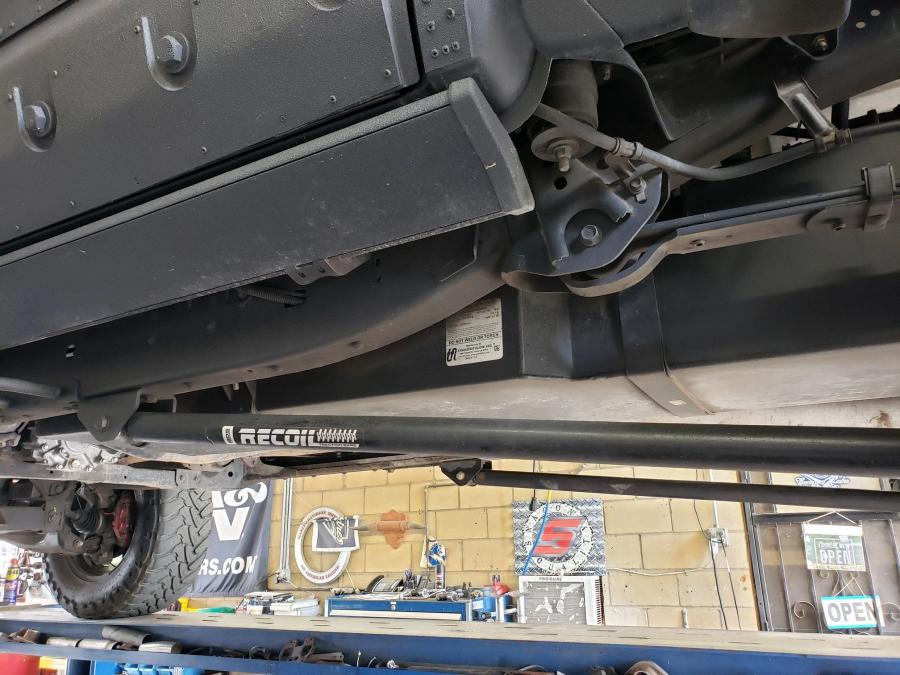 Днище и подвеска Toyota Tundra CrewMax 4x4 Zombie Apocalypse 2013 года  (фото 429 из 461)